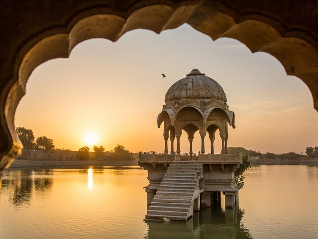 gadisar-lake-jaisalmer Top 10 Honeymoon Destinations In India For Winters